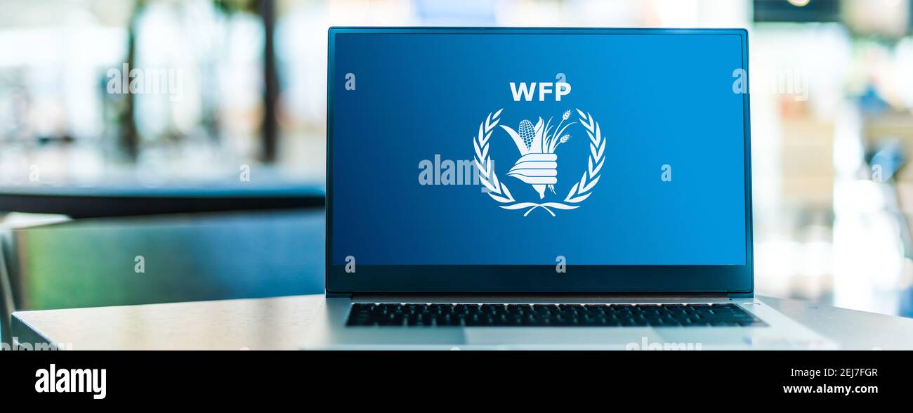 POZNAN, POL - 12 NOVEMBRE 2020 : ordinateur portable affichant le logo du Programme alimentaire mondial (PAM), branche de l'aide alimentaire des Nations Unies Banque D'Images