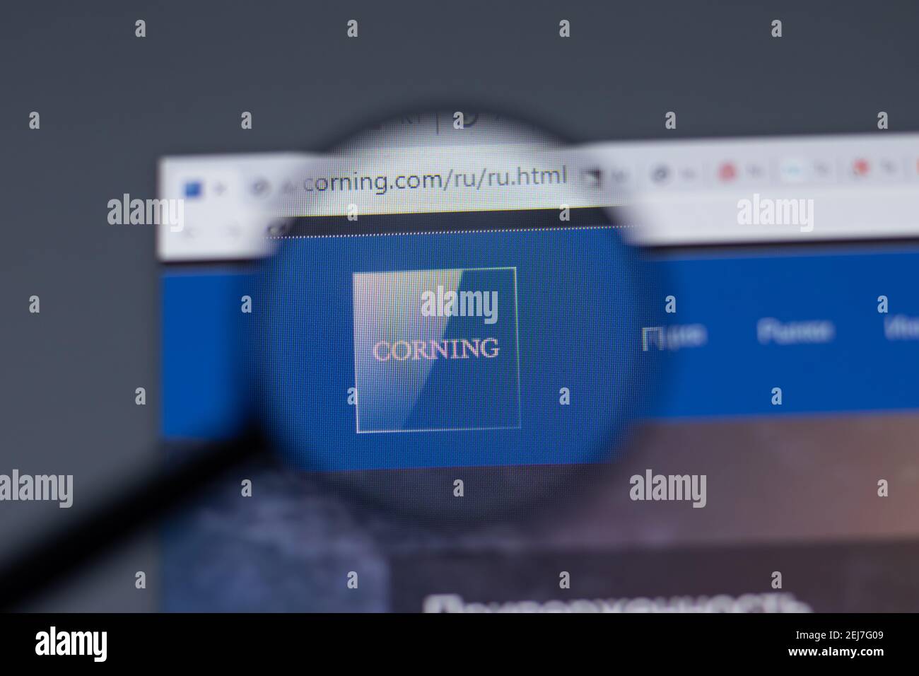 New York, Etats-Unis - 17 février 2021 : gros plan du logo Corning sur la page du site Web, Editorial Banque D'Images