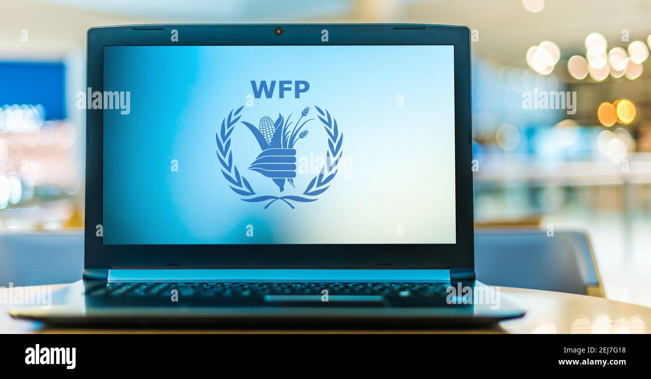 POZNAN, POL - 12 NOVEMBRE 2020 : ordinateur portable affichant le logo du Programme alimentaire mondial (PAM), branche de l'aide alimentaire des Nations Unies Banque D'Images