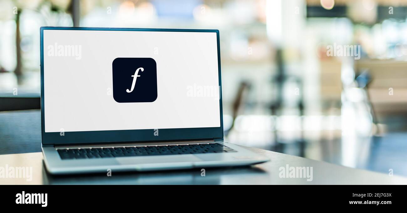 POZNAN, POL - 12 NOVEMBRE 2020 : ordinateur portable affichant le logo d'Adobe Fonts, un service en ligne qui propose une bibliothèque de polices par abonnement Banque D'Images