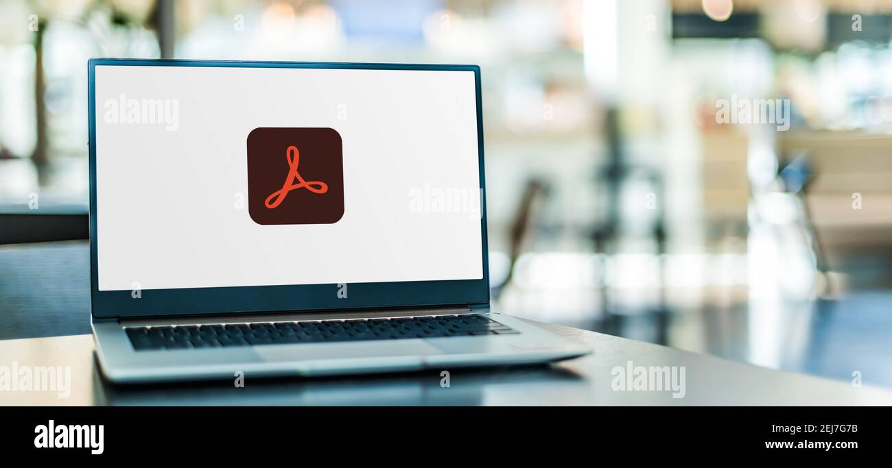 POZNAN, POL - 12 NOVEMBRE 2020 : ordinateur portable affichant le logo d'Adobe Acrobat Professional, une famille de logiciels d'application et de services Web développés Banque D'Images