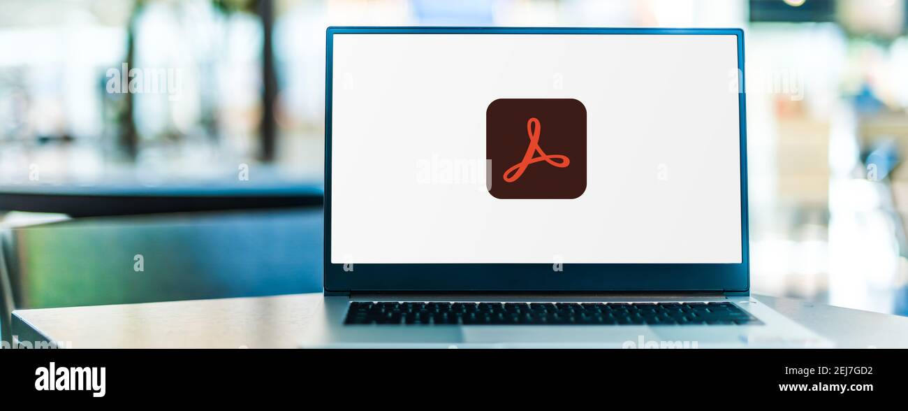 POZNAN, POL - 12 NOVEMBRE 2020 : ordinateur portable affichant le logo d'Adobe Acrobat Professional, une famille de logiciels d'application et de services Web développés Banque D'Images