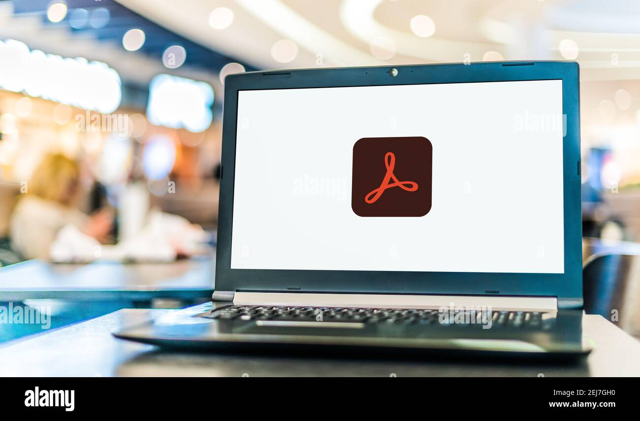 POZNAN, POL - 12 NOVEMBRE 2020 : ordinateur portable affichant le logo d'Adobe Acrobat Professional, une famille de logiciels d'application et de services Web développés Banque D'Images