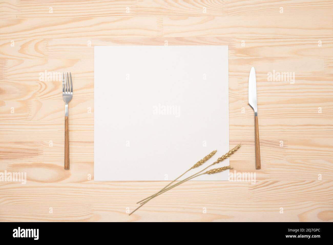 maquette carte vierge et couverts sur table en bois. Vue de dessus page de papier de recette blanche avec espace de texte maquette, carte d'invitation et couverts sur fond de bois Banque D'Images maquette carte vierge et couverts sur table en bois. Vue de dessus page de papier de recette blanche avec espace de texte maquette, carte d'invitation et couverts sur fond de bois Banque D'Images