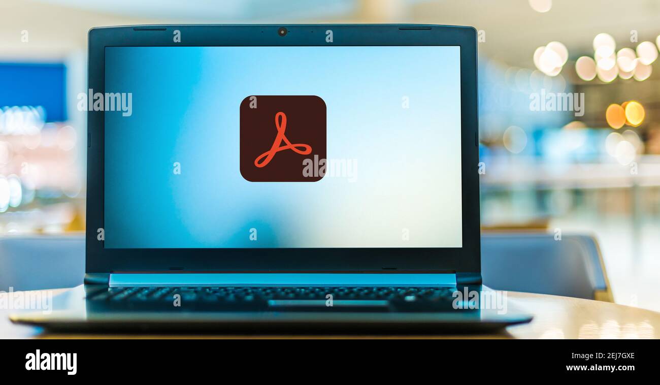 POZNAN, POL - 12 NOVEMBRE 2020 : ordinateur portable affichant le logo d'Adobe Acrobat Professional, une famille de logiciels d'application et de services Web développés Banque D'Images