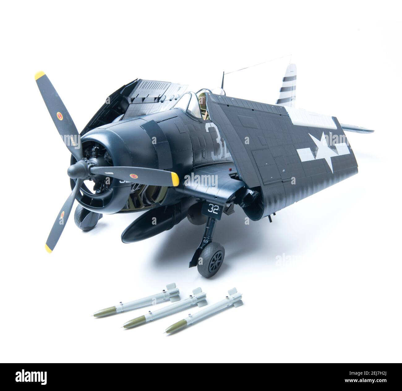Grumman F6F-5 Hellcat, modèle à grande échelle 1:24 représentant l'escadron de chasse VF-12 sur l'USS Randolph (CV-15) au 1945 mai en bleu de mer brillant. Banque D'Images
