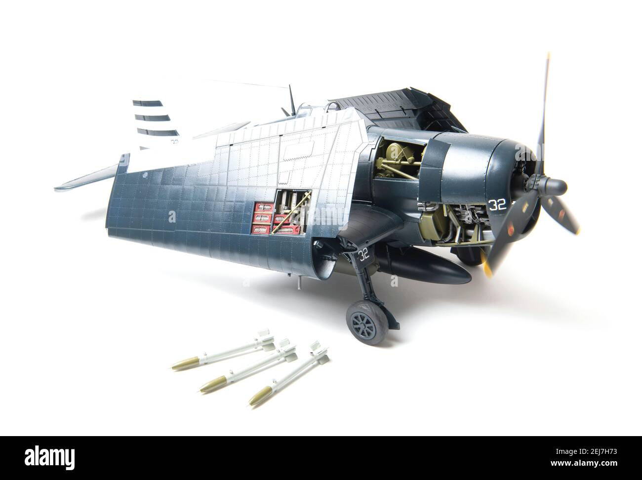 Grumman F6F-5 Hellcat, modèle à grande échelle 1:24 représentant l'escadron de chasse VF-12 sur l'USS Randolph (CV-15) au 1945 mai en bleu de mer brillant. Banque D'Images