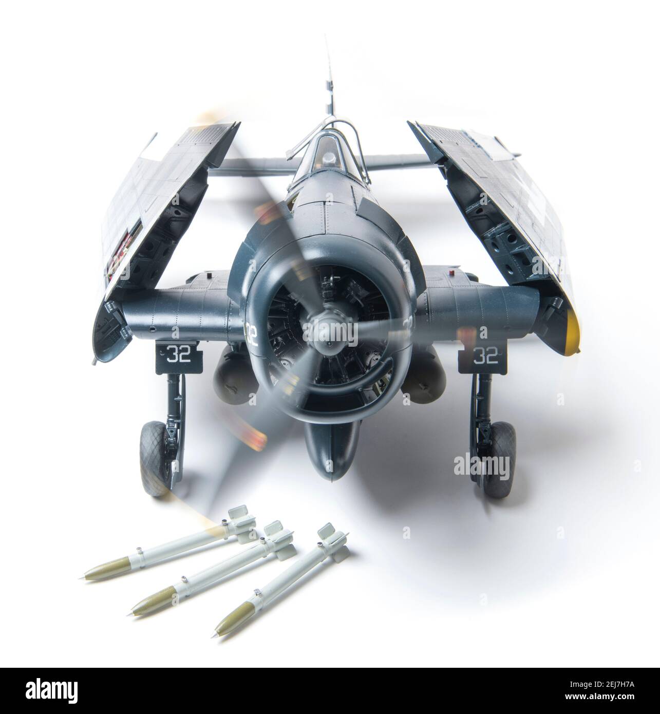 Grumman F6F-5 Hellcat, modèle à grande échelle 1:24 représentant l'escadron de chasse VF-12 sur l'USS Randolph (CV-15) au 1945 mai en bleu de mer brillant. Banque D'Images