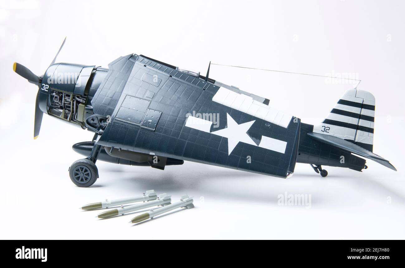 Grumman F6F-5 Hellcat, modèle à grande échelle 1:24 représentant l'escadron de chasse VF-12 sur l'USS Randolph (CV-15) au 1945 mai en bleu de mer brillant. Banque D'Images