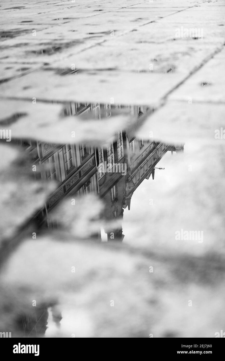 Vieux bâtiments en bâtiment reflétant dans une flaque. Vieille ville de Gdansk. Banque D'Images