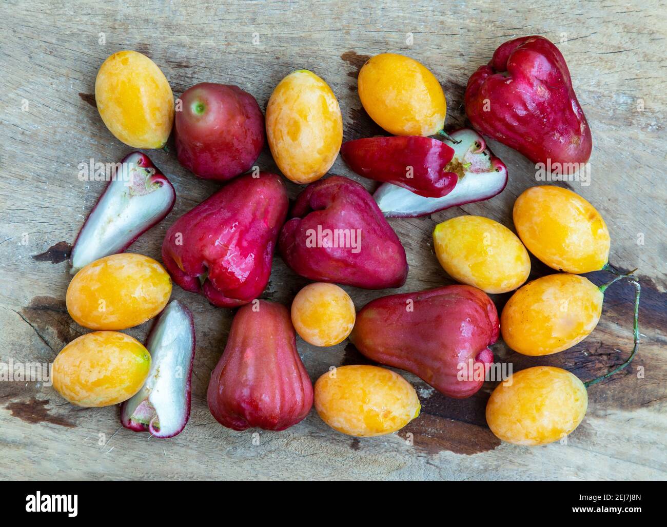 Fruits de pomme de rose et Mayong-chit sur l'ancienne table en bois. Fond de fruits, fruits sains, copie de fève, sélectif foyer. Banque D'Images