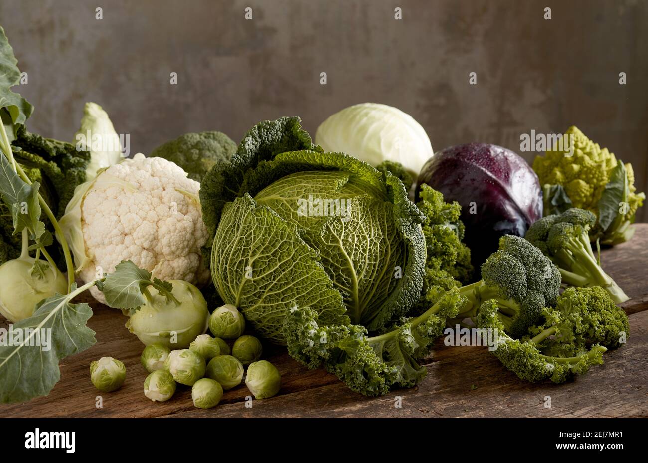 Diverses sortes de cabanes saines mûres disposées sur du bois rustique table en studio Banque D'Images