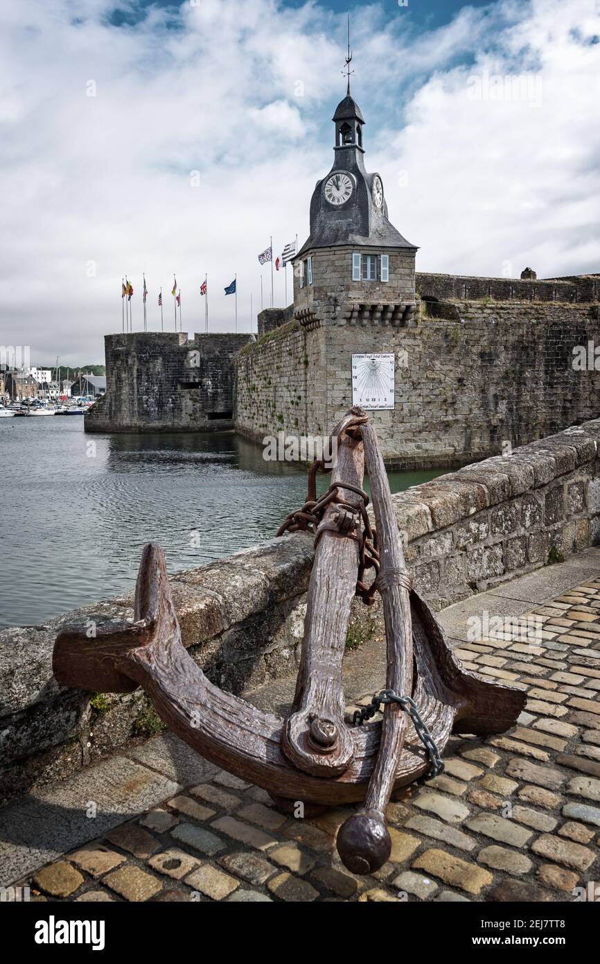 Ancienne ancre rouillée à l'entrée de la ville fermée de Concarneau dans le Finistère, Bretagne, France Banque D'Images