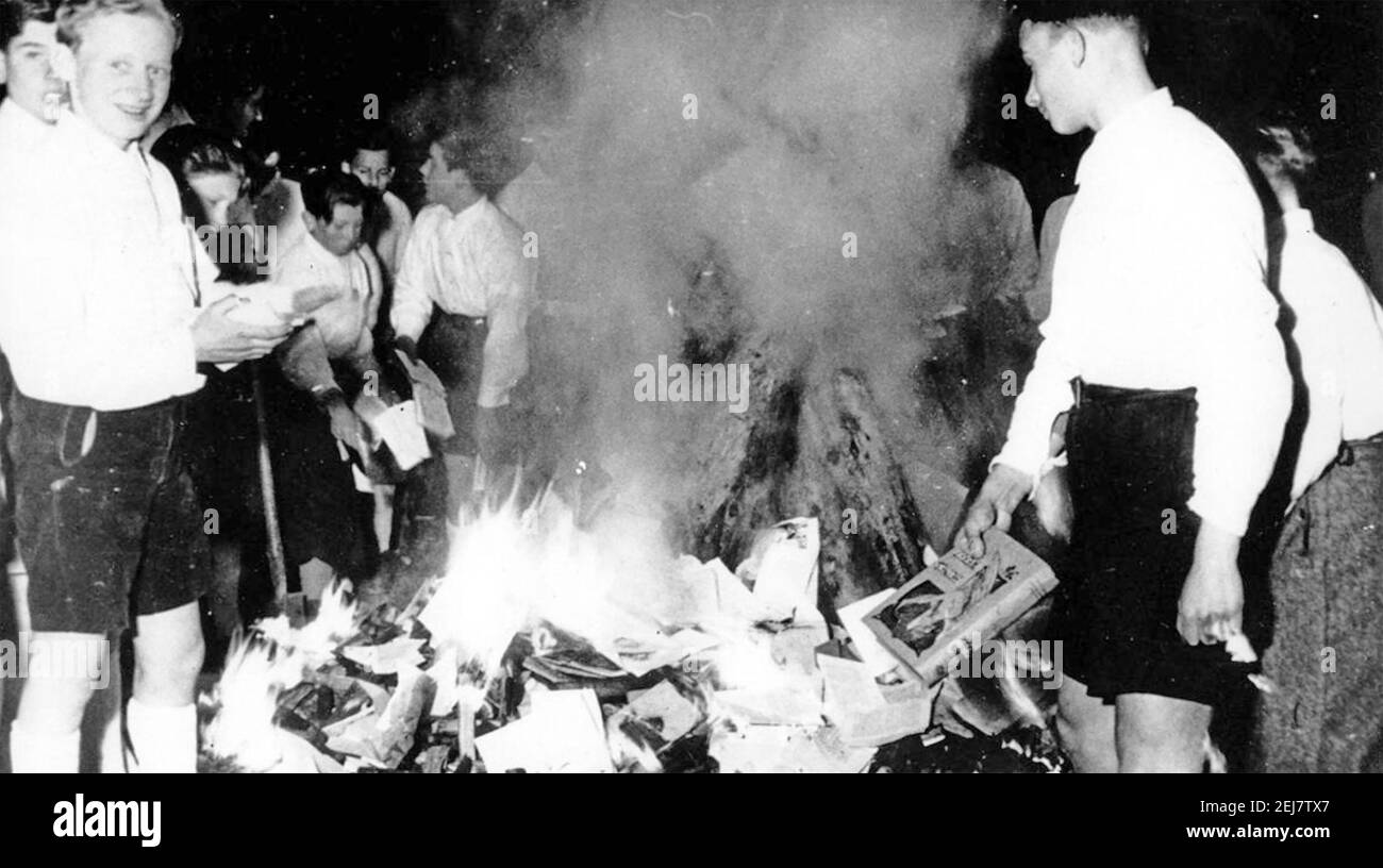 LES JEUNES NAZIS brûlent des livres à Salzbourg, Autriche, en 1938.photo: SIB Banque D'Images