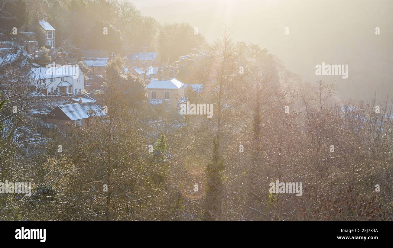 Lever de soleil en hiver sur une colline pittoresque avec des bâtiments enneigés. Ville historique d'Ironbridge à Shropshire, Royaume-Uni Banque D'Images