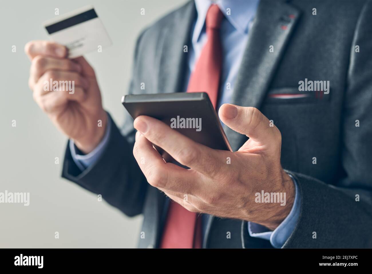 Services bancaires mobiles, homme d'affaires utilisant un smartphone et une carte de crédit pour le paiement en ligne, attention sélective Banque D'Images
