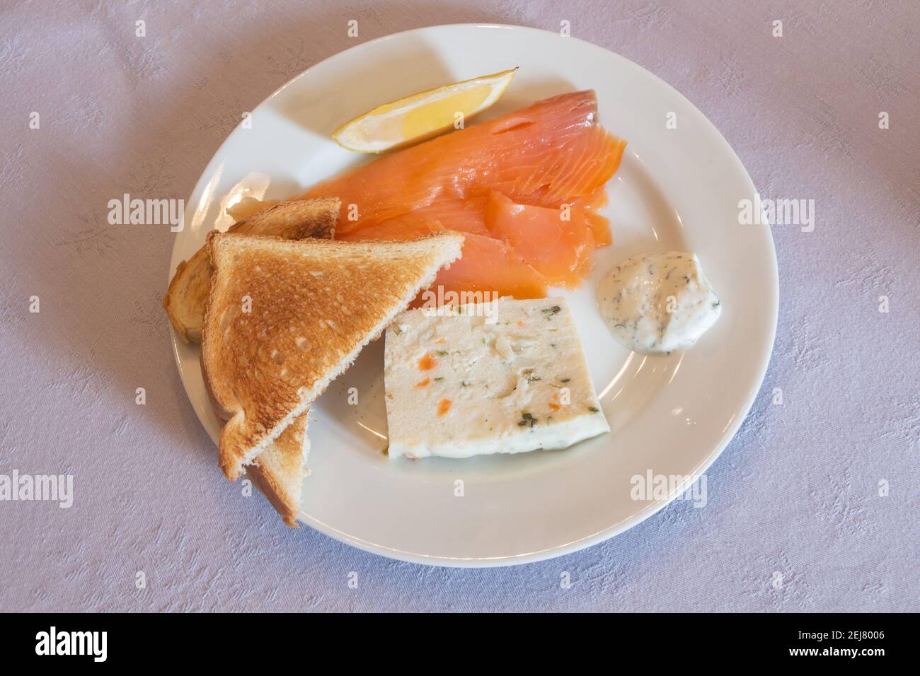 Assiette de terrine de saumon fumé et de légumes avec pain grillé Photo  Stock - Alamy