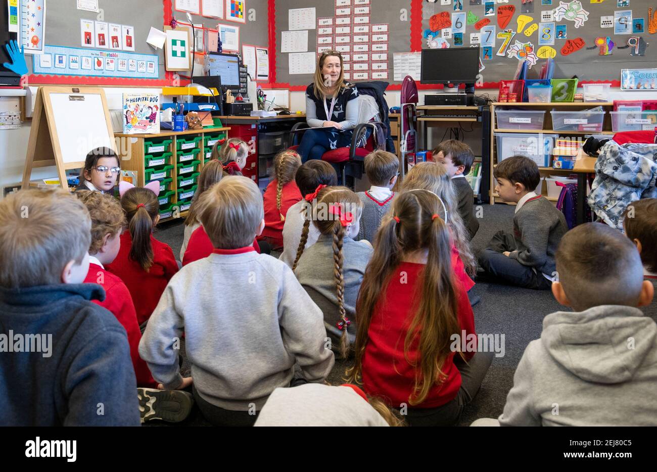 Jacqui Milliner enseigne ses élèves P1 le premier jour de retour à l'école  primaire Inverkip à Inverclyde, les plus jeunes d'Écosse rentrant dans la  salle de classe dans le cadre d'une réouverture