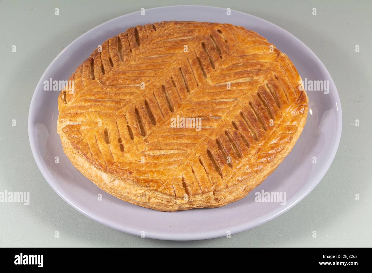 Grand gâteau frais français sur assiette grise Banque D'Images