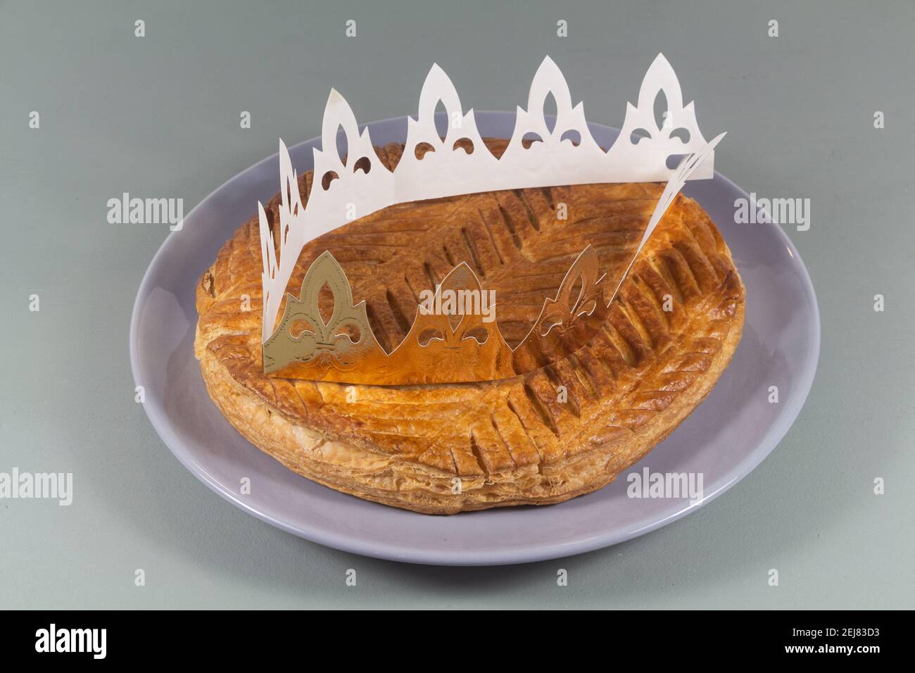 Grand gâteau français avec couronne dorée en carton Banque D'Images