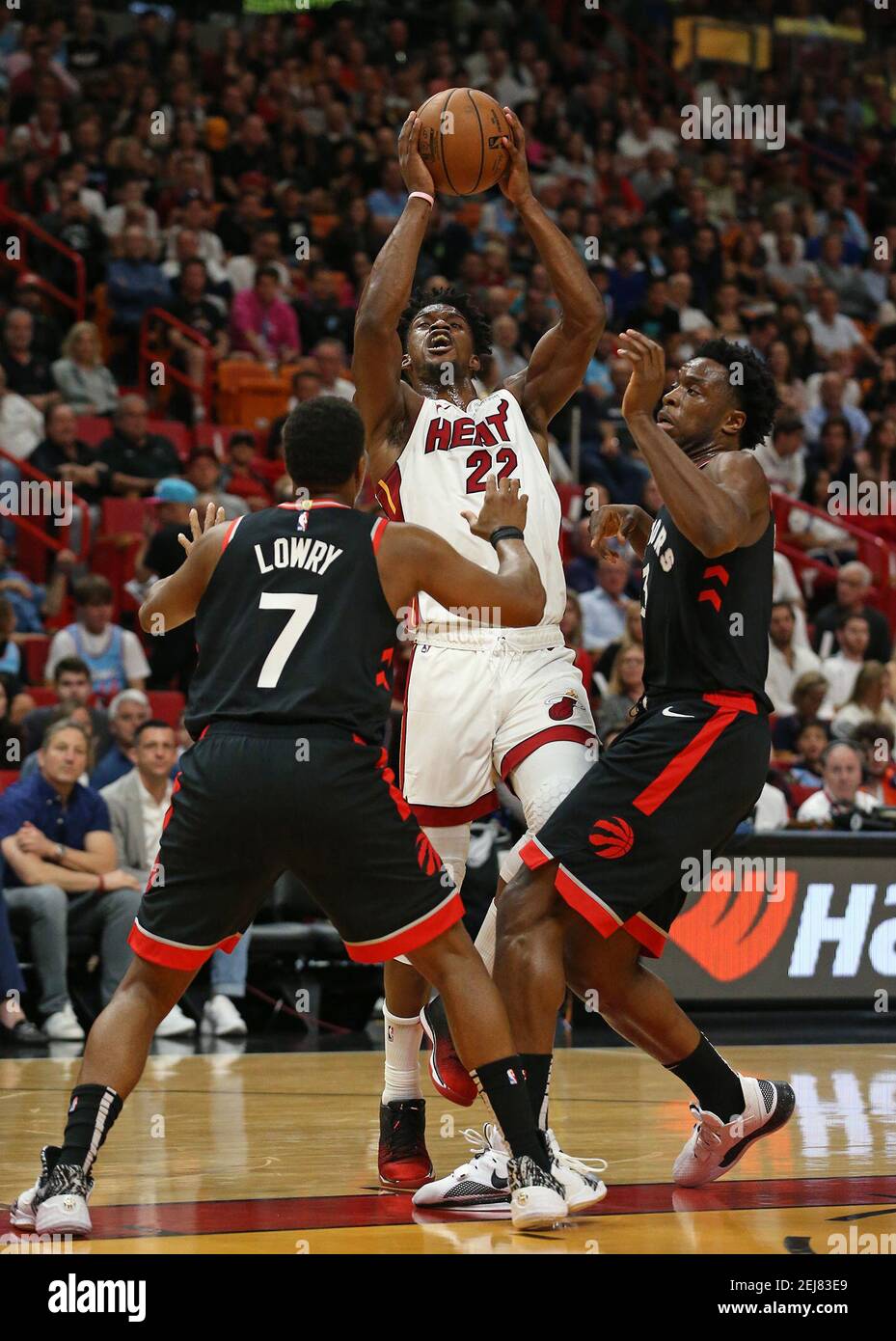 Jimmy Butler, de Miami Heat (22), a tourné contre Kyle Lowry, de Toronto Raptors (7), et OG Anunoby, au premier trimestre, à l'AmericanAirlines Arena, à Miami, le jeudi 2 janvier 2020. (David Santiago/Miami Herald/TNS) Banque D'Images