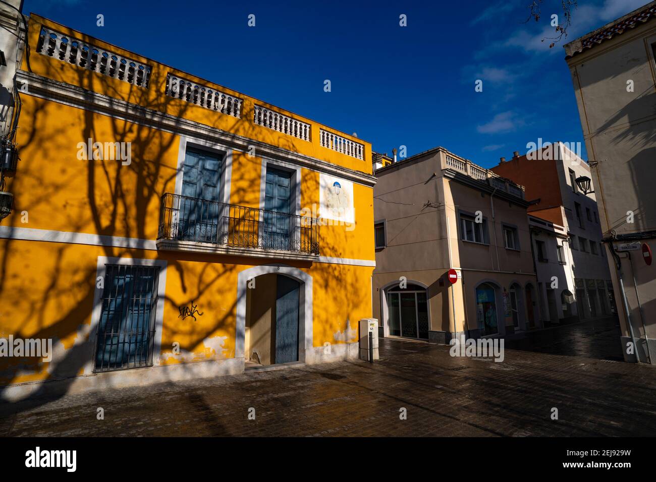 Place de la ville pendant la crise Covid 19. Placa Barcelona, Sant Cugat del Valles, Barcelone, Catalogne, Espagne Banque D'Images