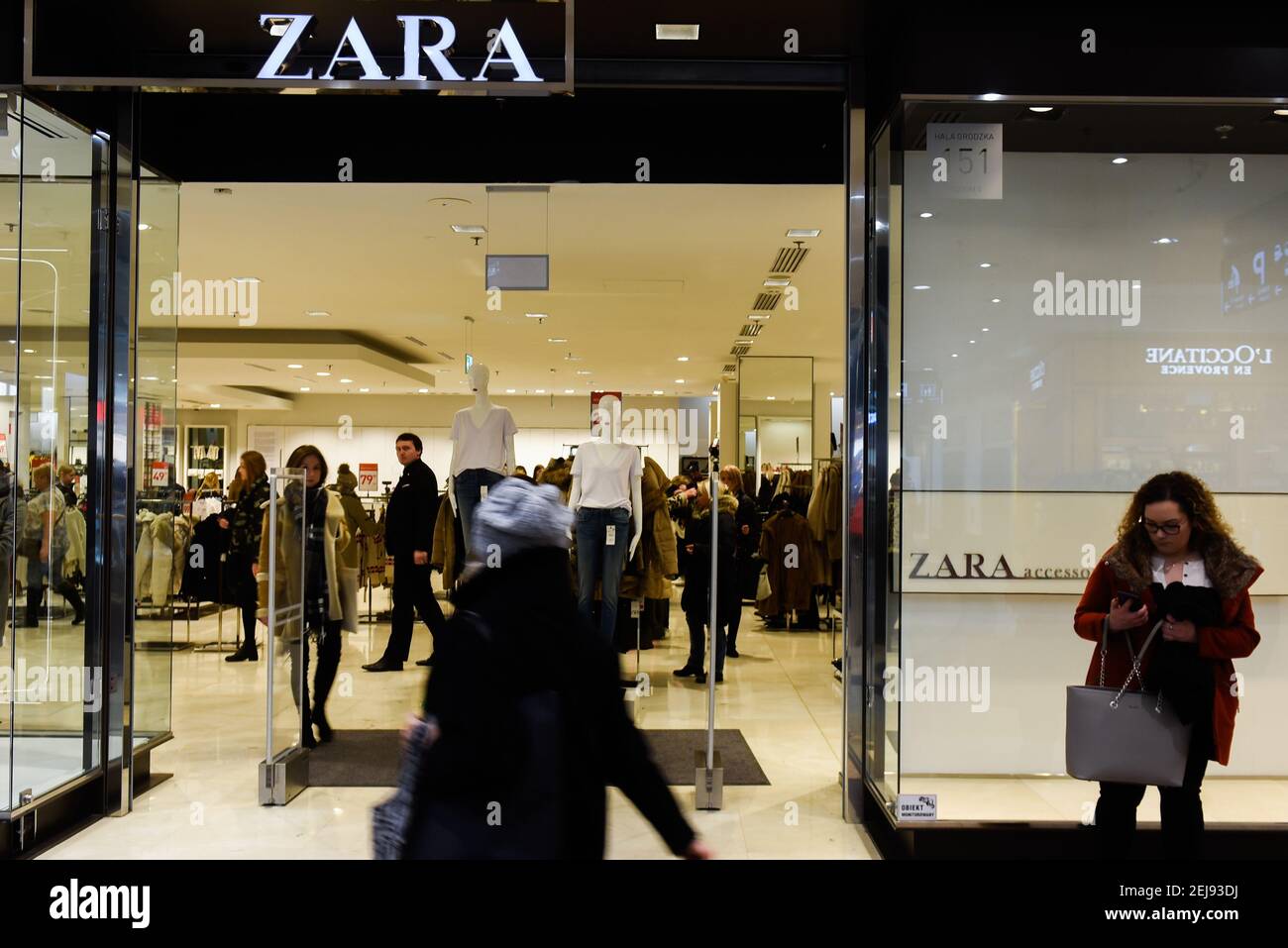 Une femme marche à côté d'un magasin Zara à Cracovie. (Photo d'Omar marques  / SOPA Images / Sipa USA Photo Stock - Alamy