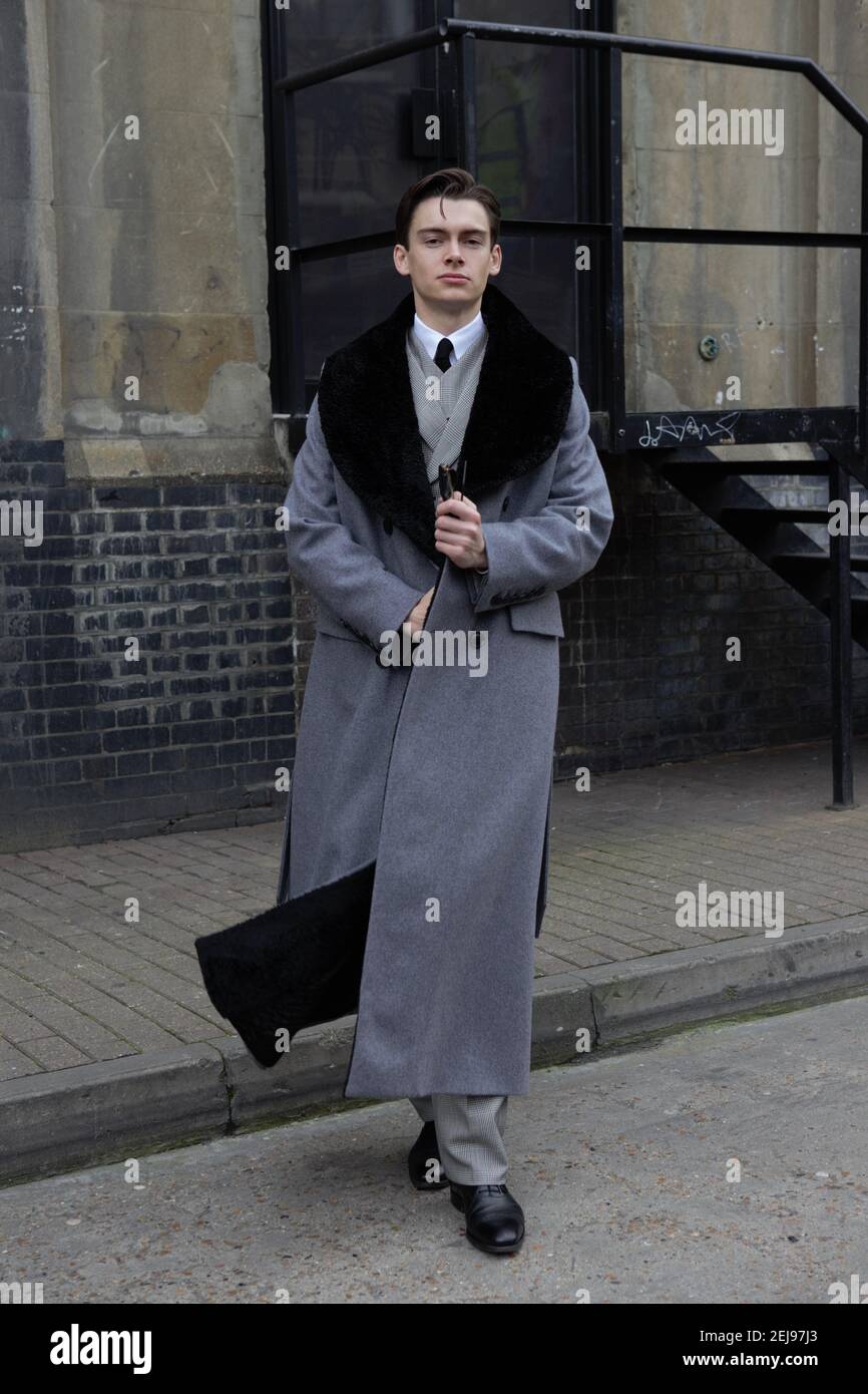 Mathias le Fevre porte un long manteau gris, une veste croisée lors de la  London Fashion week pour Homme 5 janvier 2020. (Photo par Pietro Recchia /  SOPA Images / Sipa USA Photo Stock - Alamy