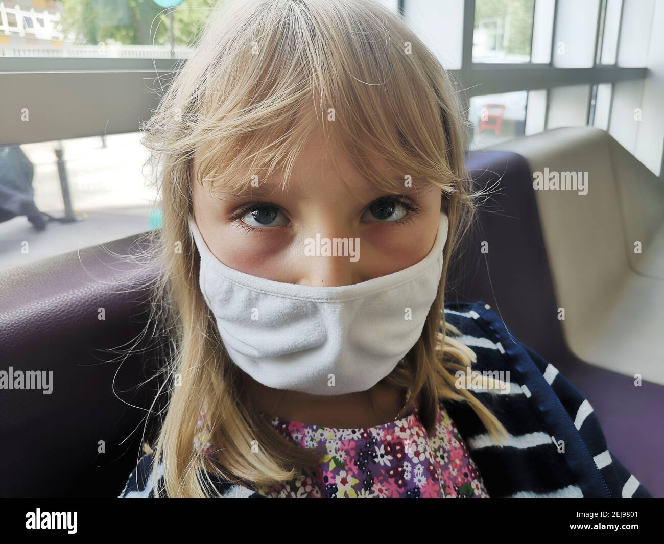 Portrait gros-plan d'une fillette Européenne de 8 ans portant un masque en tissu contre le coronavirus, France, Europe, covid19 Banque D'Images