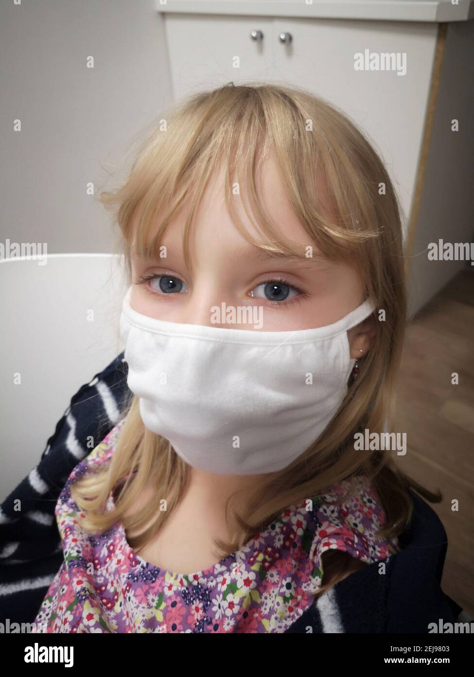 Portrait gros-plan d'une fillette Européenne de 8 ans portant un masque en tissu contre le coronavirus, France, Europe, covid19 Banque D'Images