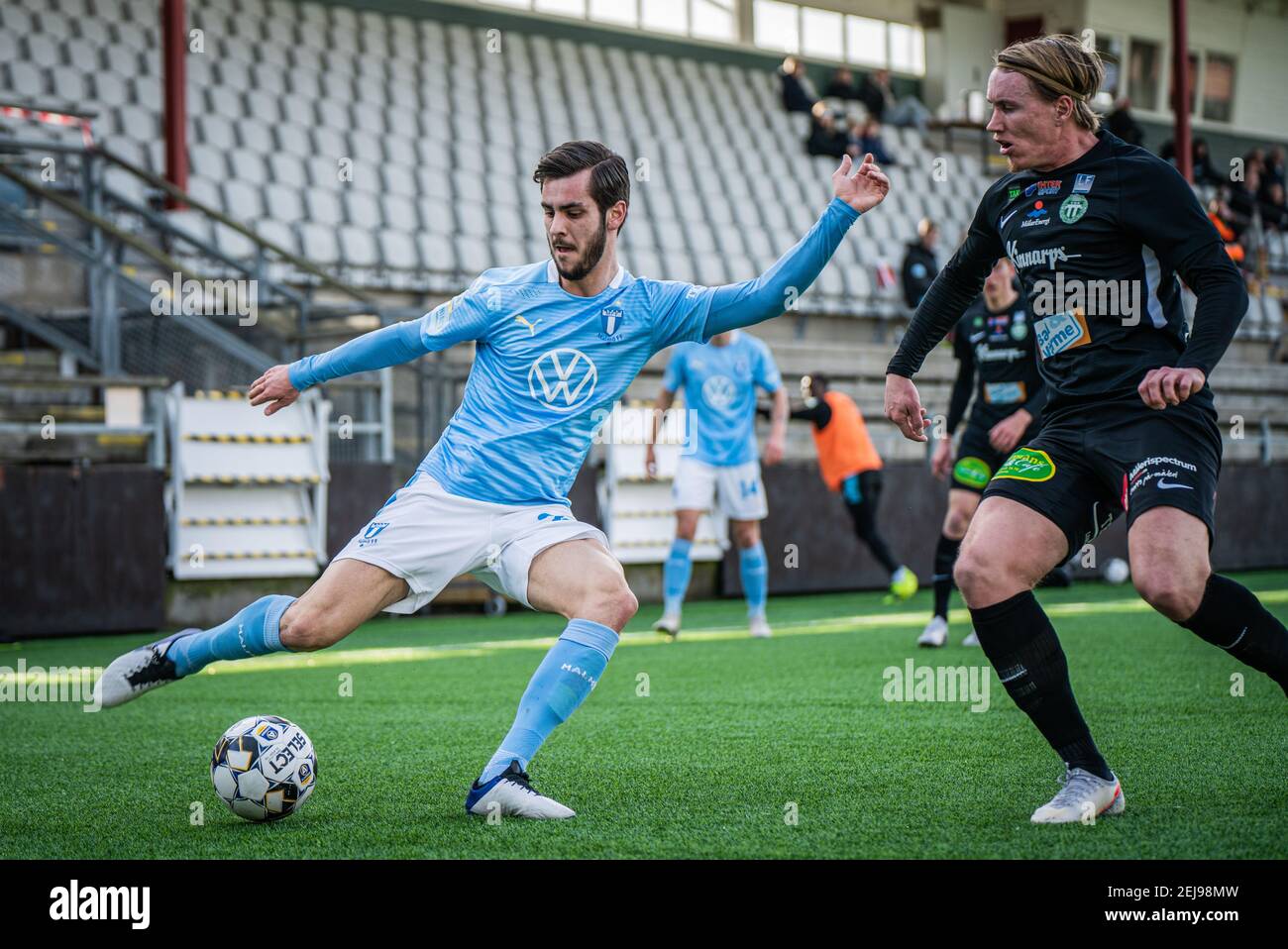 Malmoe, Suède. 21 février 2021. ADI Nalic (22) de Malmoe FF et Emil Skogh (21) de Vasteraas SK vus pendant le match de la coupe Svenska entre Malmoe FF et Vasteraas SK à Malmoe Idrottsplats à Malmoe. (Crédit photo : Gonzales photo/Alamy Live News Banque D'Images