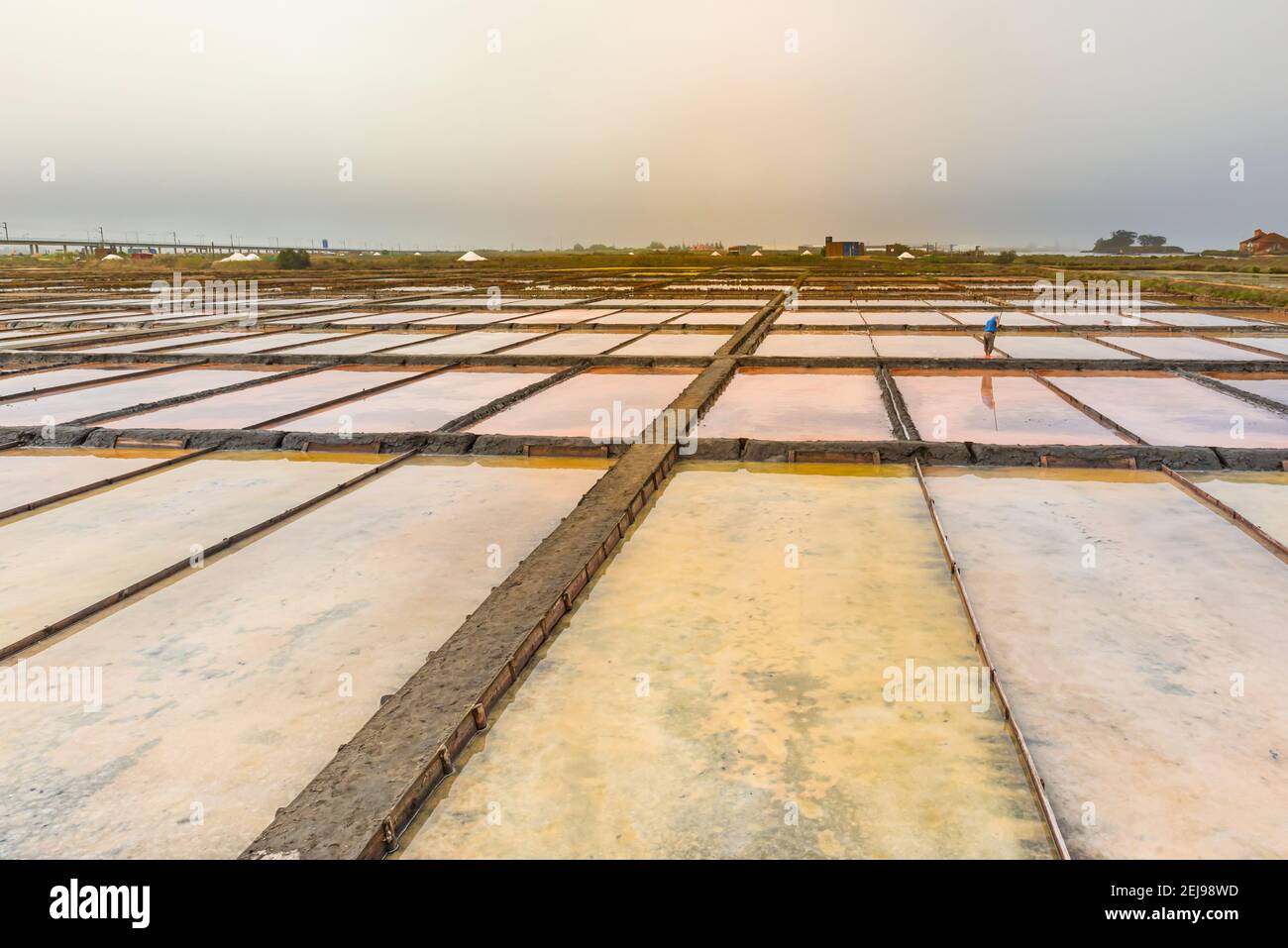 Différents types de sel dans les bacs à sel avec la récolte du sel piscines Banque D'Images