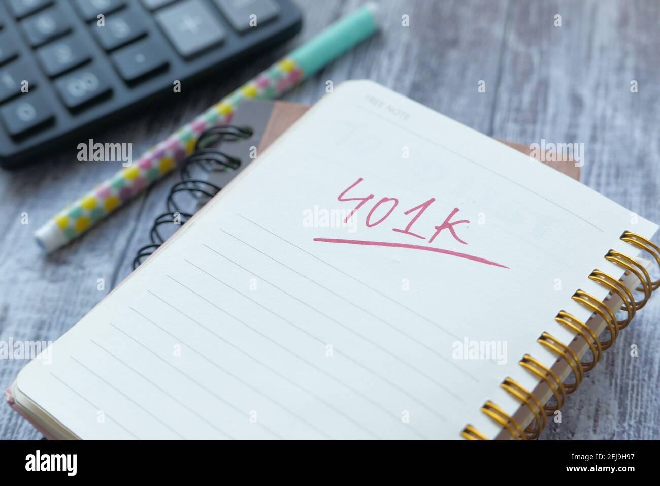 Bloc-notes avec le mot 401k sur fond blanc, gros plan , Banque D'Images