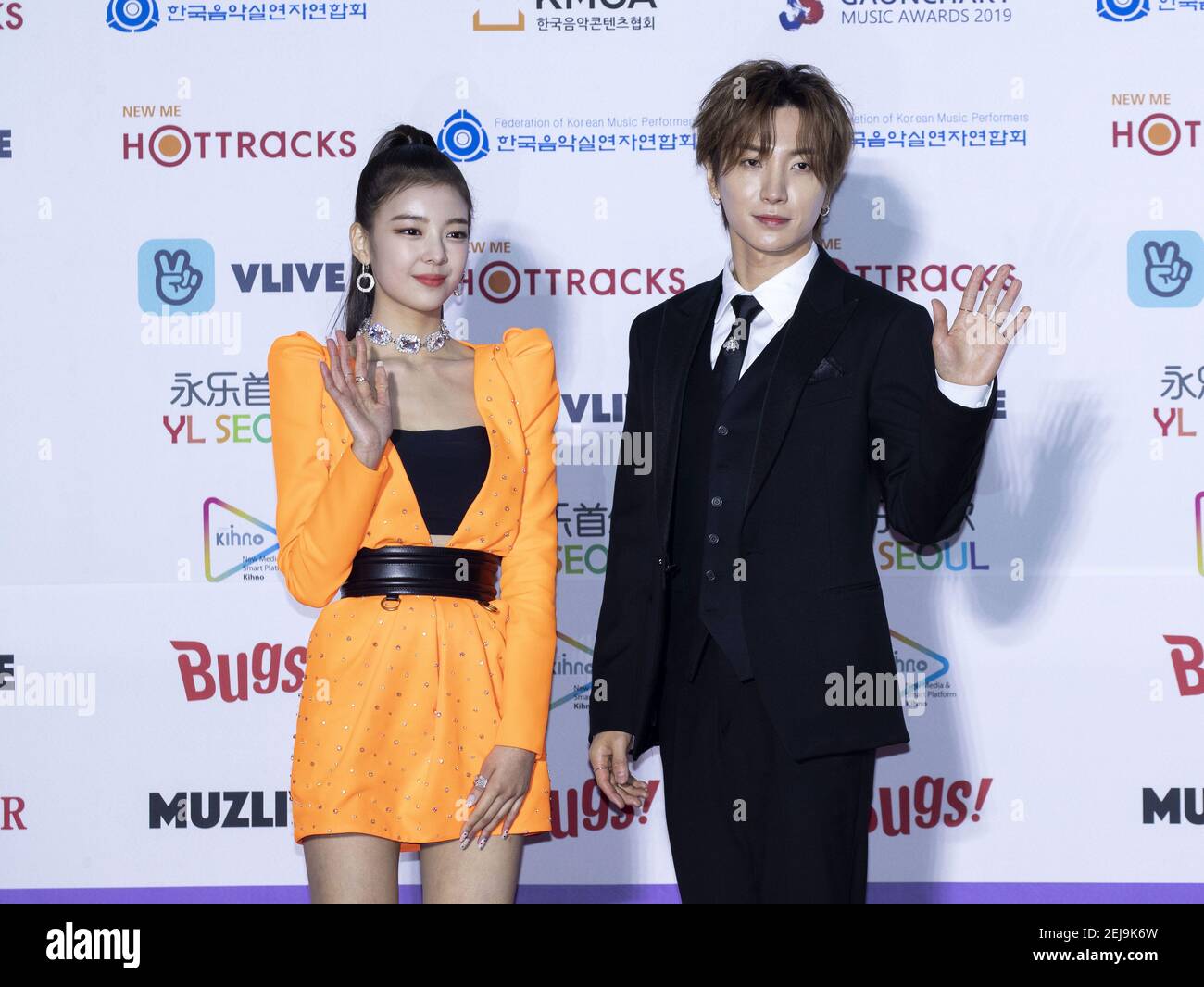 8 janvier 2020 - Séoul, Corée du Sud : (De gauche à droite) chant sud-coréen Lia, membre du groupe de filles de K-Pop ITZY et Lee Teuk, membre du groupe de garçons de K-Pop Super Junior, assistent à un tapis rouge sur la scène lors d'un "9e Gaon Chart Music Awards" au gymnase olympique de Séoul, en Corée du Sud, le 8 janvier 2020. (Photo par: Sangho Lee/Sipa USA) Banque D'Images
