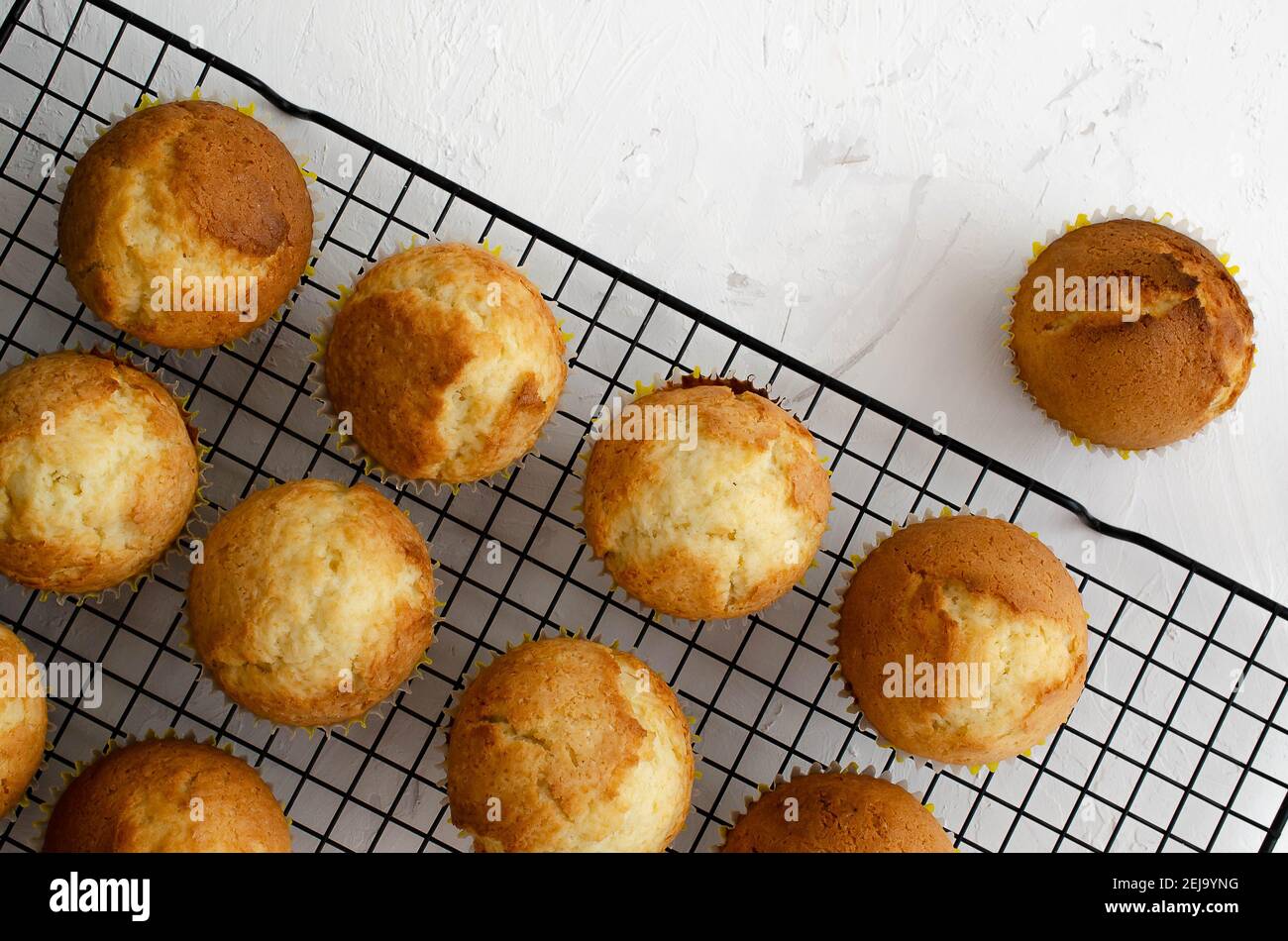 Muffins au citron sur fond noir et blanc. Banque D'Images