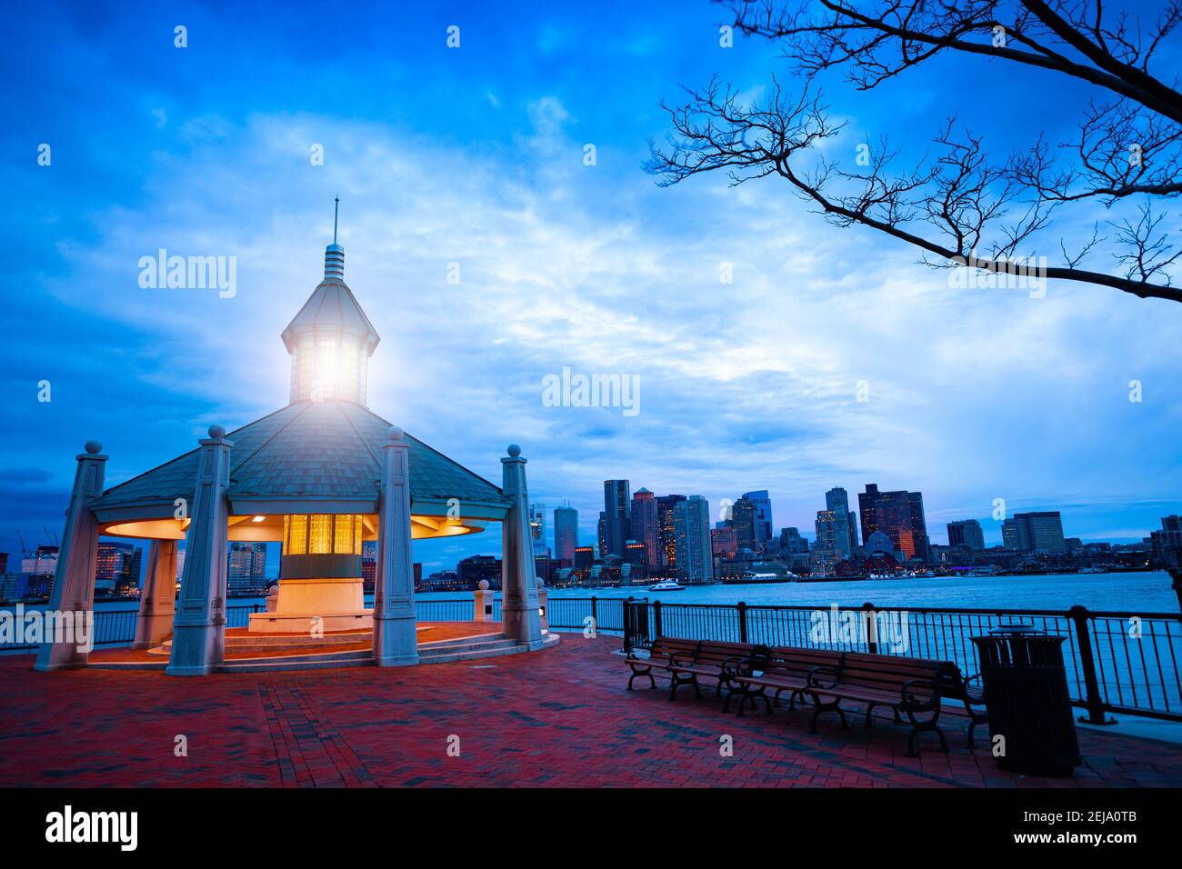 East Boston Piers Park Gazebo avec phare dans le soirée sur le panorama du centre-ville Banque D'Images