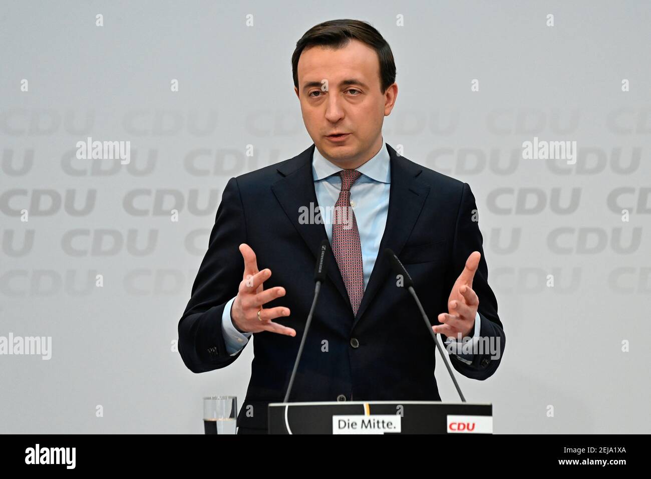 Le secrétaire général de l'Union chrétienne-démocrate (CDU), Paul Ziemiak, prend la parole lors d'une conférence de presse après une réunion de direction du parti, à Berlin, en Allemagne, le 22 février 2021. Tobias Schwarz/Pool via REUTERS Banque D'Images