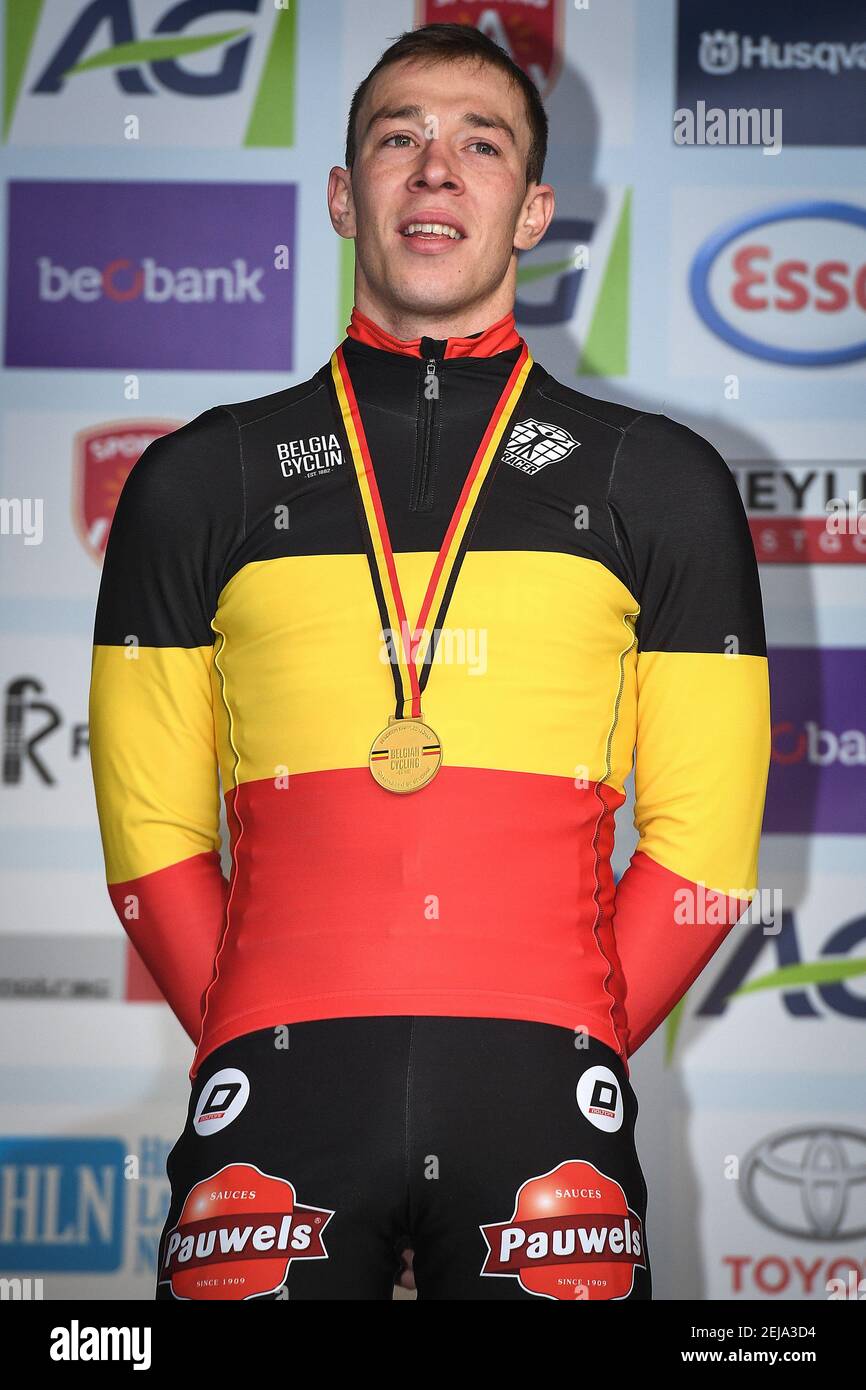 Belge Laurens Sweeck, vainqueur de la médaille d'or fête sur le podium après avoir remporté la course d'élite des hommes aux championnats nationaux belges de cyclocross, dimanche 12 janvier 2020 à Anvers. BELGA PHOTO DAVID STOCKMAN (photo de DAVID STOCKMAN/Belga/Sipa USA) Banque D'Images