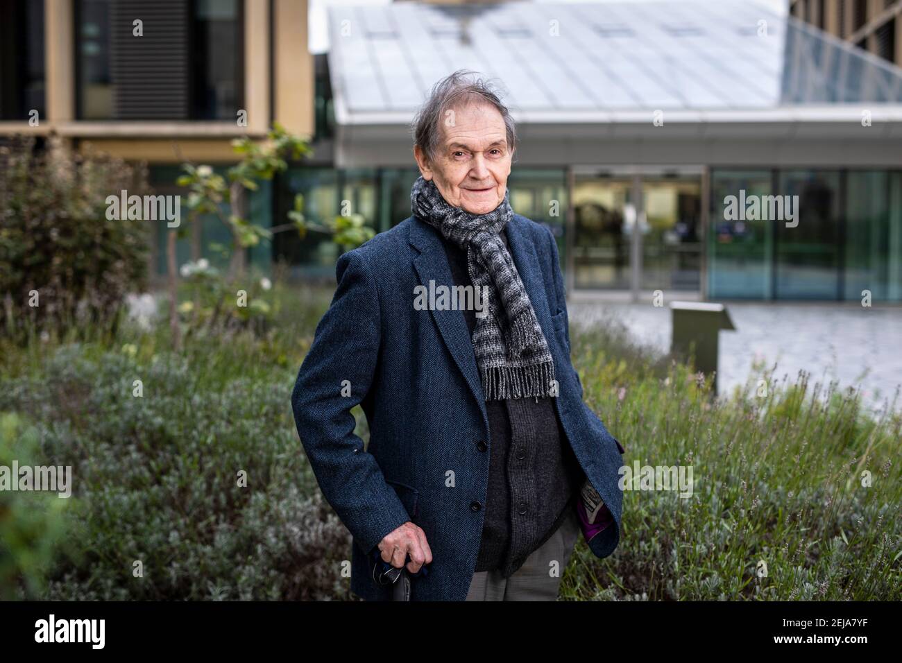 Sir Roger Penrose, professeur émérite à l'Institut mathématique de l'Université d'Oxford. Il a reçu le prix Nobel de physique. Banque D'Images