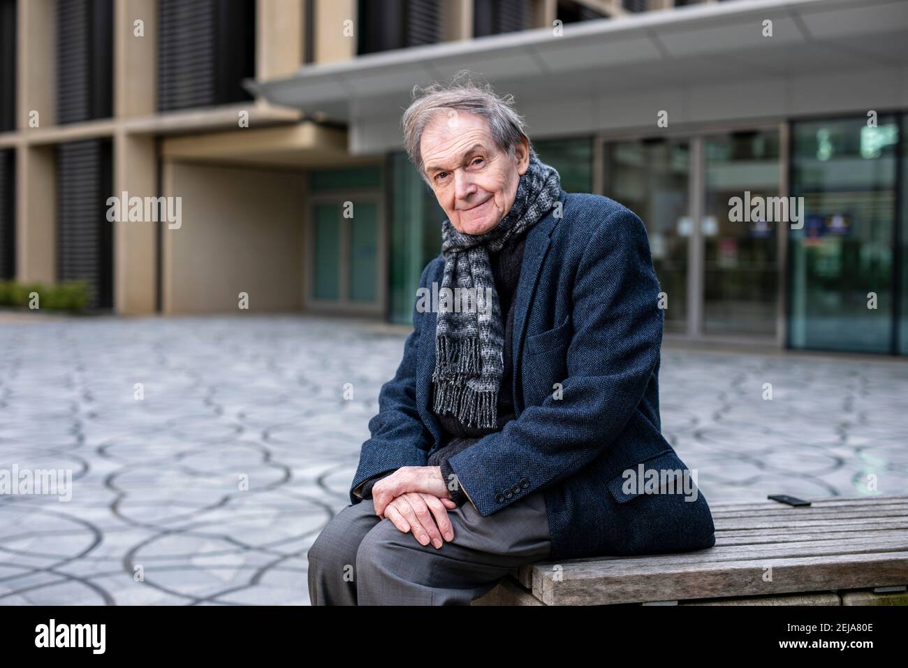 Sir Roger Penrose, professeur émérite à l'Institut mathématique de l'Université d'Oxford. Il a reçu le prix Nobel de physique. Banque D'Images