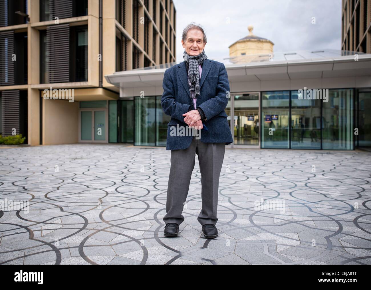 Sir Roger Penrose, professeur émérite à l'Institut mathématique de l'Université d'Oxford. Il a reçu le prix Nobel de physique. Banque D'Images