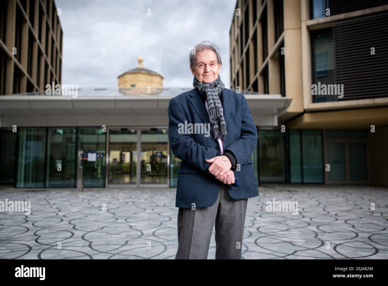 Sir Roger Penrose, professeur émérite à l'Institut mathématique de l'Université d'Oxford. Il a reçu le prix Nobel de physique. Banque D'Images