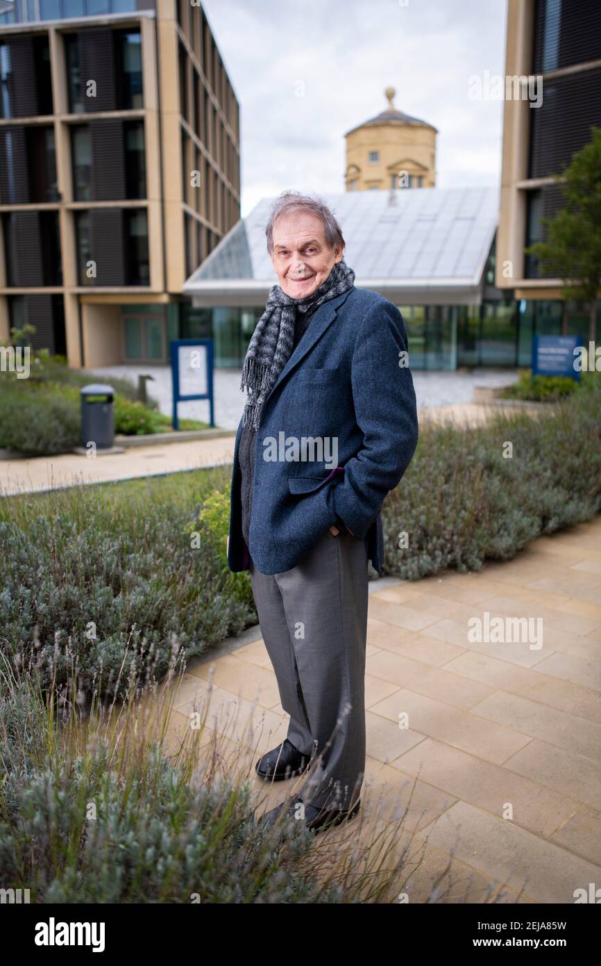 Sir Roger Penrose, professeur émérite à l'Institut mathématique de l'Université d'Oxford. Il a reçu le prix Nobel de physique. Banque D'Images