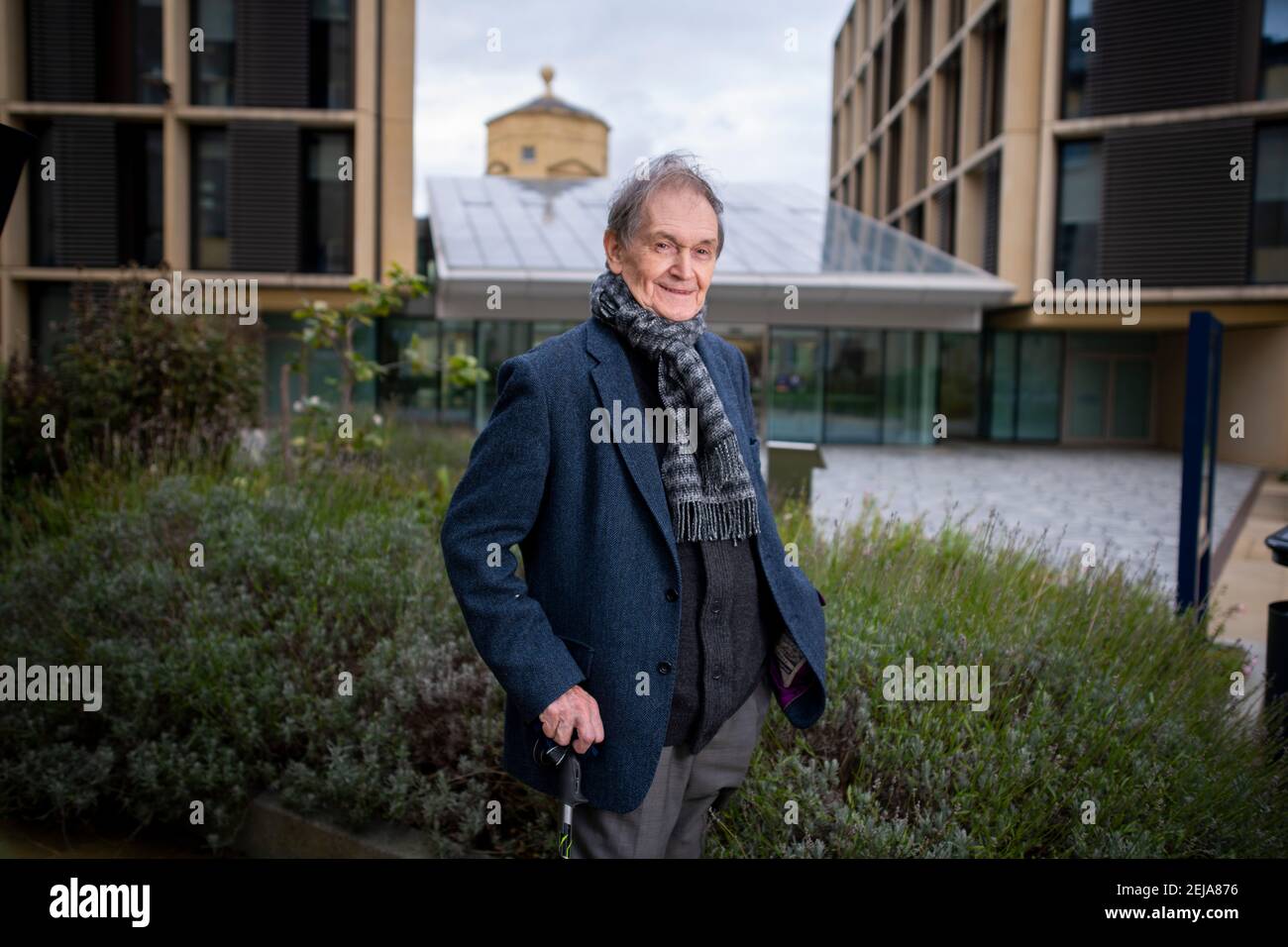 Sir Roger Penrose, professeur émérite à l'Institut mathématique de l'Université d'Oxford. Il a reçu le prix Nobel de physique. Banque D'Images