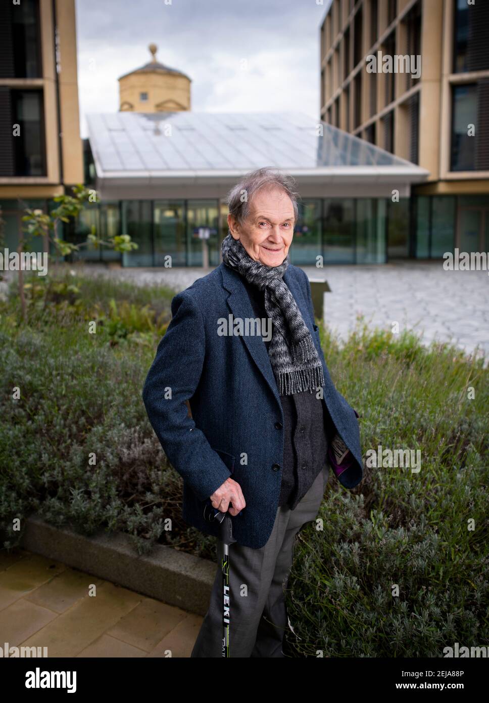 Sir Roger Penrose, professeur émérite à l'Institut mathématique de l'Université d'Oxford. Il a reçu le prix Nobel de physique. Banque D'Images