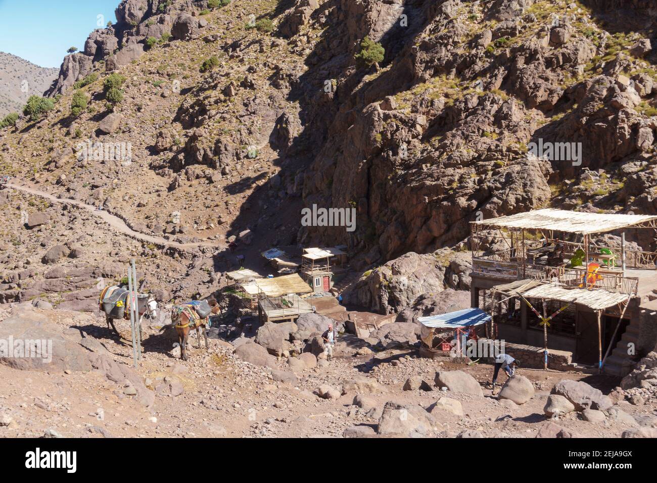 structure pour le reste sur le chemin du sommet de toubkal, la plus grande montagne de l'atlas au maroc Banque D'Images