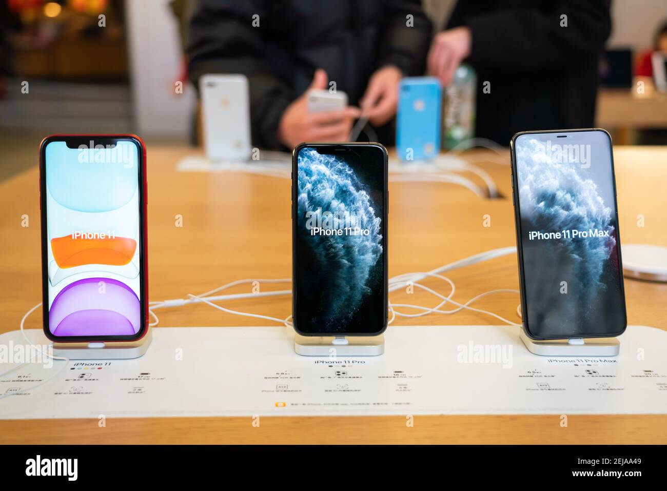 Smartphones iPhone série 11 vus dans un magasin Apple à Shanghai. (Photo  par Alex Tai / SOPA Images / Sipa USA Photo Stock - Alamy