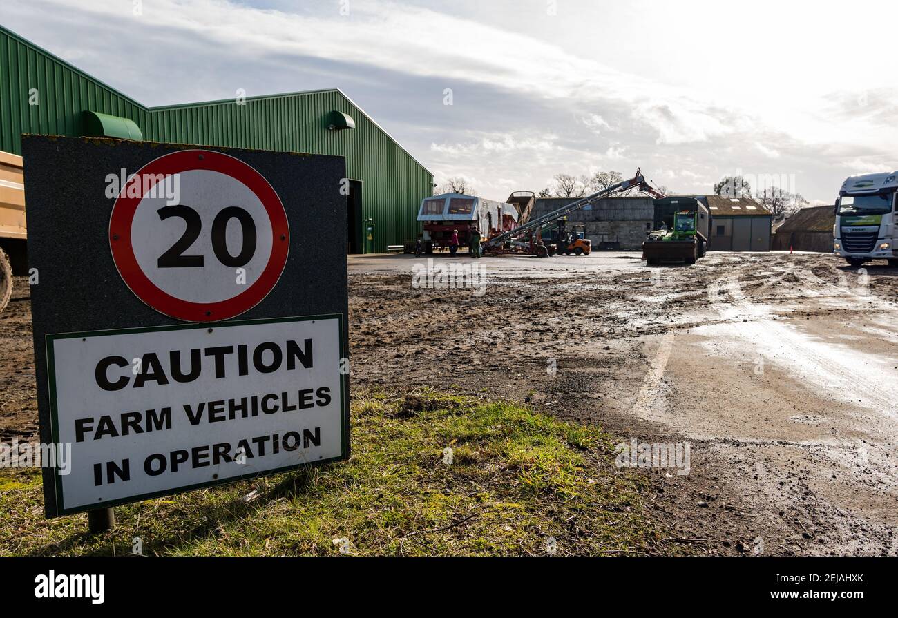 East Lothian, Écosse, Royaume-Uni, 22 février 2021. Récolte de carottes : panneau d'entrée de la ferme de Luffness et avertissement de limite de vitesse de 20 mph pour les machines agricoles de récolte de carottes dans la cour de ferme Banque D'Images