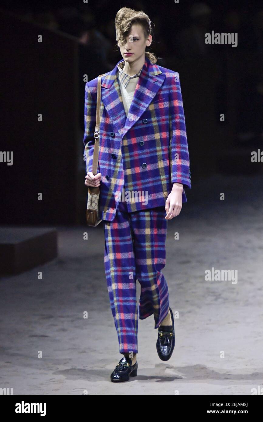 Le mannequin marche sur la piste pendant le spectacle Gucci de vêtements  pour hommes, Milan Fashion week hommes 2020-2021 FW 14 janv. 2020 (photo de  Jonas Gustavsson/Sipa USA Photo Stock - Alamy