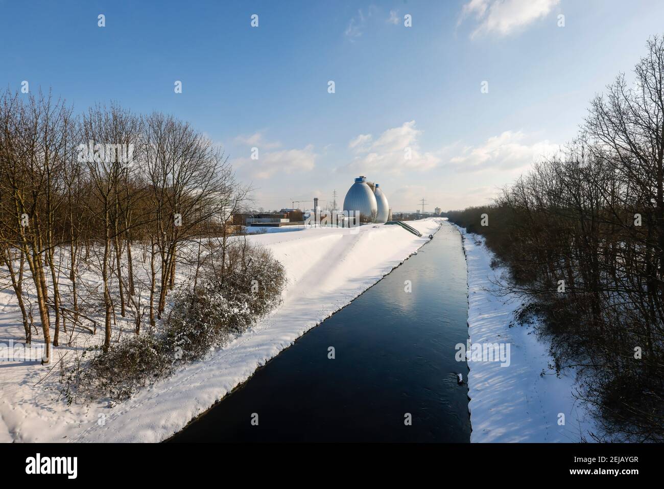 Dortmund, Rhénanie-du-Nord-Westphalie, Allemagne - Paysage hivernal ensoleillé dans la région de la Ruhr, glace et neige sur la rivière Emscher renaturisée, tours de digestion Banque D'Images